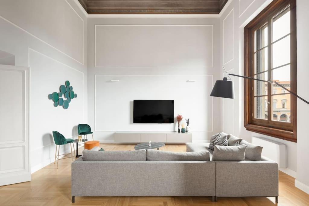 Elegant With Stunning Frescoed Ceilings Apartamento