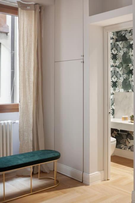 Elegant With Stunning Frescoed Ceilings Apartamento