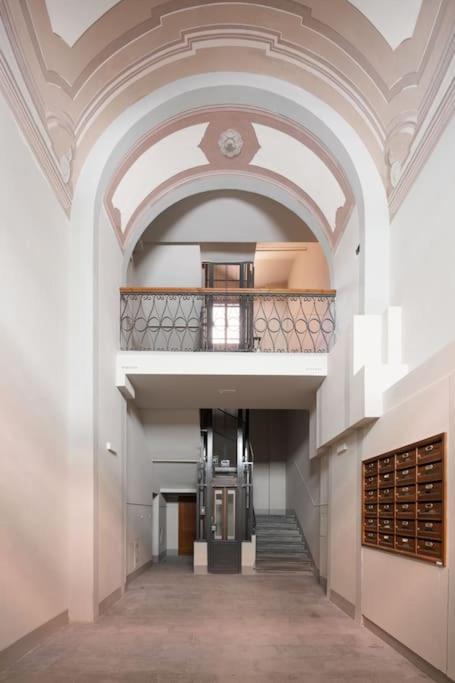 Elegant With Stunning Frescoed Ceilings Apartamento