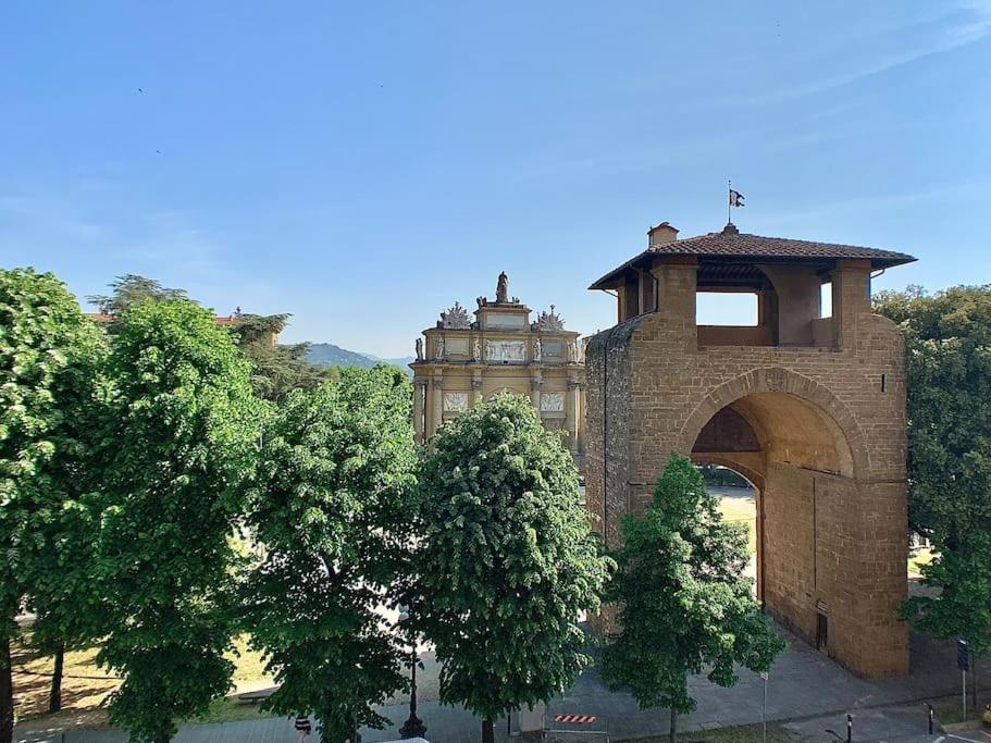 Elegant With Stunning Frescoed Ceilings Apartamento