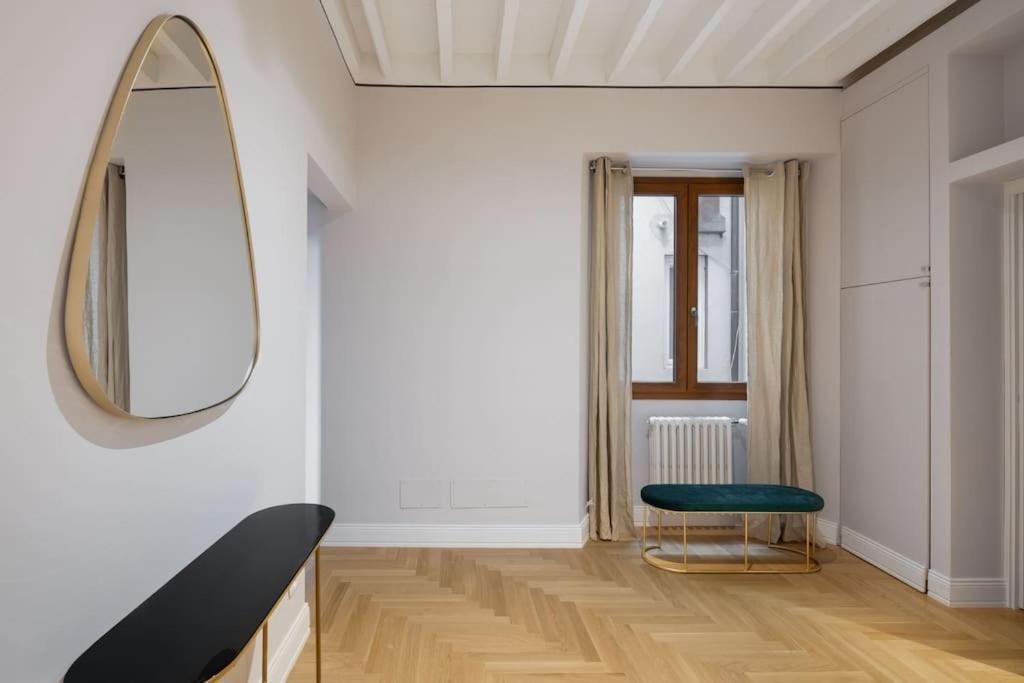 Elegant With Stunning Frescoed Ceilings Apartamento