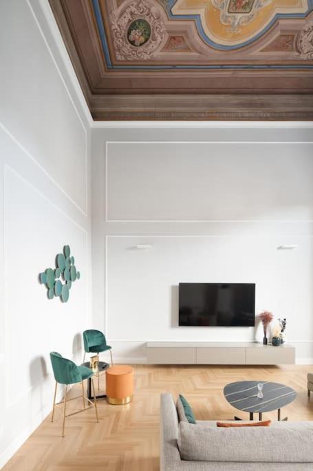 Elegant With Stunning Frescoed Ceilings Apartamento *